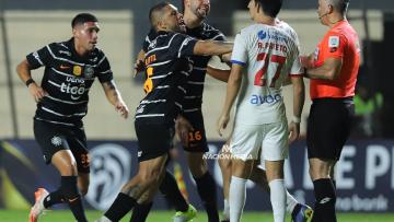 Polémico arbitraje para empate caliente